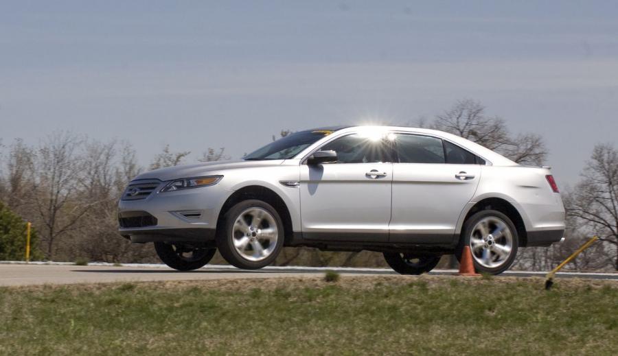  Ford Taurus SHO 2010 года  (фото 125 из 248)